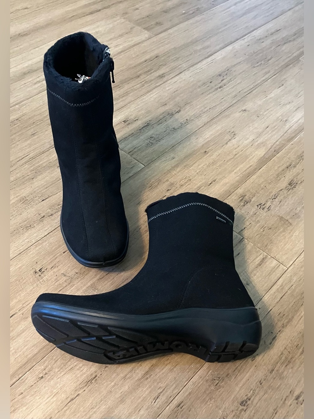 Romika stretch ankle fitted black women’s boots. Size 36/5.5